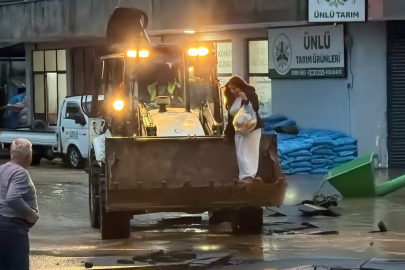 Selin esir aldığı mahallede ulaşım kepçe ve traktörlerle sağlanıyor