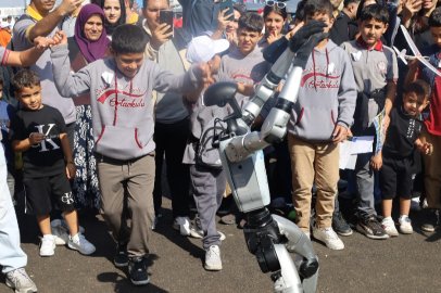 TEKNOFEST Güneydoğu’da insansı robota yoğun ilgi: Halay çektirdiler, türkü söyleyip öptüler