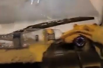 Otobüsün arkasına tutunarak patenle yolculuk etti