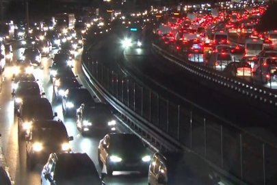 İBB Yol Bakım ve Onarım Dairesi tarafından iş çıkışı E5’te yol çalışması tepkilere neden oluyor
