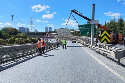Esenler'de damperi açık kalan kamyon, tabelaları devirdi
