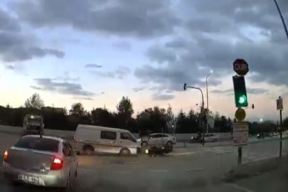 Kırmızı ışıkta geçen kamyonet motosiklete çarptı: Sürücü yerde sürüklendi