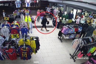 Mağazadan eşofman çalan turistler, taktıkları otelin bilekliği sayesinde yakalandı