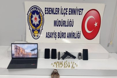 Esenler'de kasten öldürme ve farklı suçlardan aranan firari, polisten kaçarken çatıda yakalandı