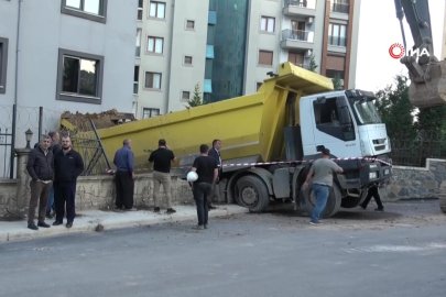 Pendik’te hafriyat kamyonu binaya çarptı: 1 yaralı