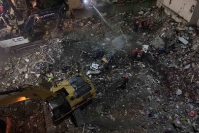 Maltepe'de enkaz altında kalan araç kaldırılıyor