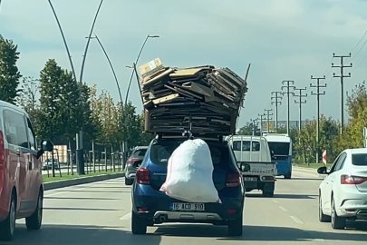 Bursa’da otomobilin üzerine yüklediği kartonlarla trafikte ilerledi