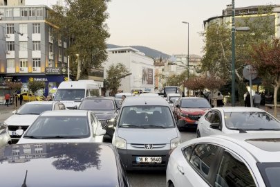 Bursa'da sabah namazı yoğunluğu: Trafik tek şeride düştü