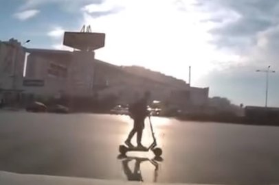 Bursa’da ışık ihlali yapan scooter sürücüsü kazadan kıl payı kurtuldu