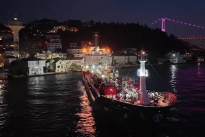 İstanbul Boğazı’nda kimyasal madde taşırken kıyıya sürüklenen tanker emniyetle demirletildi