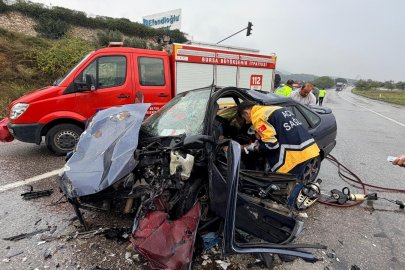 Bursa-Yalova kara yolunda kamyon ile otomobil çarpıştı: 2 yaralı