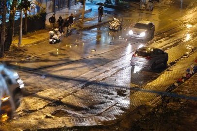 Bursa’da kaza sonrası yola saçılan meyveleri vatandaşlar topladı