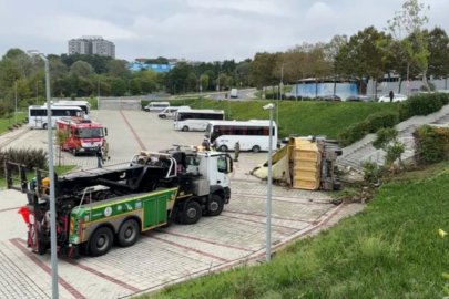 Eyüpsultan’da hafriyat kamyonu İSKİ’nin bahçesine yuvarlandı: 2 yaralı