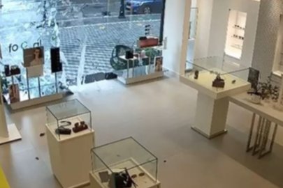 Beylikdüzü’nde şiddetli rüzgar dükkanın cam kapısını kırdı