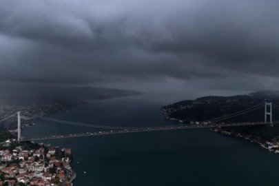 İstanbul’da hava karardı yağmur bulutlarının girişi böyle görüntülendi