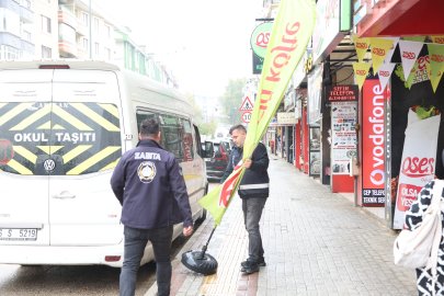 Nilüfer’de kaldırım ve yolları işgal eden tabelalar toplandı