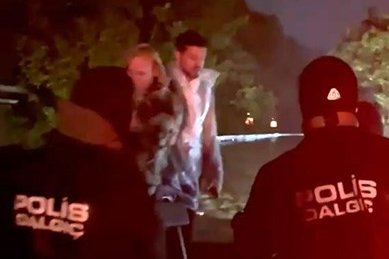 Sağanak yağış nedeniyle mahsur kalan Murat Boz ve vatandaşları dalgıç polisler kurtardı