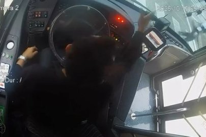 Önce şoförle tartıştı sonra kapının camını kırdı