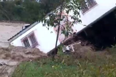 Sakarya’da sel sularına kapılan evler böyle sürüklendi: Evdekiler son anda kurtuldu