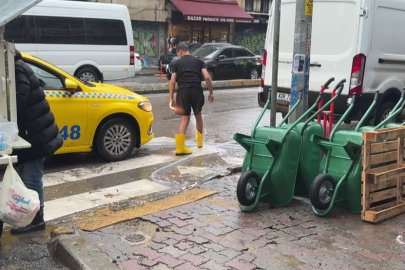Beyoğlu’nda esnafın su baskınlarıyla mücadelesi: Akşam göle dönen yolu açtılar, sabah dükkanlarını temizlediler
