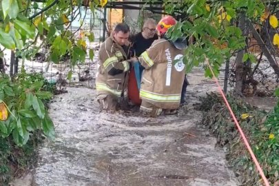 Bursa’da selde mahsur kalan aile itfaiye ve jandarma tarafından kurtarıldı