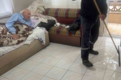 Bursa’da yağmur suları apartmanları bastı: 90 yaşındaki vatandaş mahsur kaldı