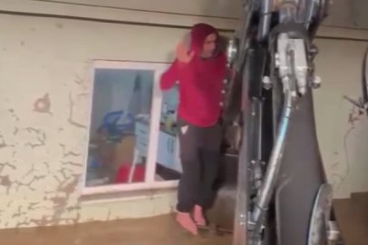 Yalova'da mahsur kalan vatandaş kepçeyle kurtarıldı