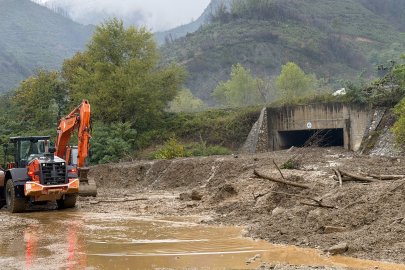 Sakarya'da toprak kayması nedeniyle iki mahalleye giriş kapandı