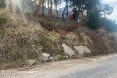 Bursa'da yağışlar istinat duvarını yıktı, duvar parçaları yola düştü