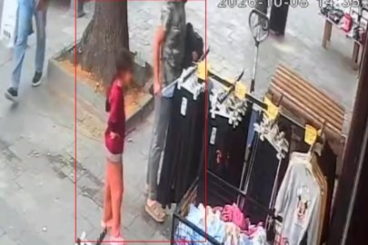 Arnavutköy'de bir şahıs küçük çocukla girdiği mağazadan kıyafet çaldı