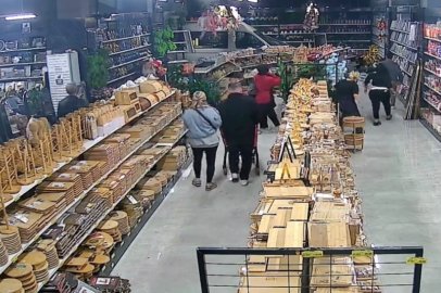 Bursa’da mağazaya servis aracı daldı