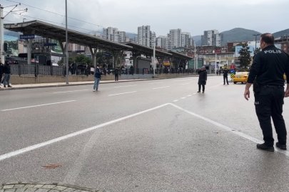Çocuğunu göremeyen kadın boynuna bıçak dayadı, ekipler ikna etti