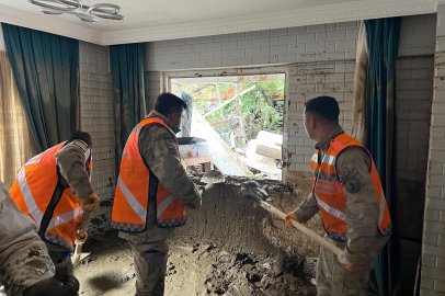 İstanbul'daki sel sonrası jandarma ekipleri 8 ev, 17 depo ve su kanalını temizledi