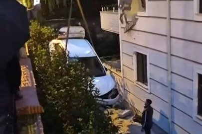 Sakarya'da kontrolden çıkan otomobil ikinci kattaki daireye çarptı