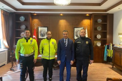 Yaralı genci yağmurdan şemsiyeyle koruyan polise başarı belgesi