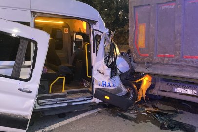 Arnavutköy’de servis minibüsü hafriyat kamyonuna çarptı: 9 yaralı