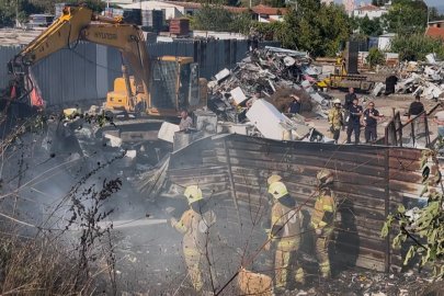Bursa'da geri dönüşüm deposunda yangın: Dumanlar kent merkezinden görüldü