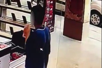 Bursa'da telefon hırsızlığı: Elini kolunu sallayarak çaldı