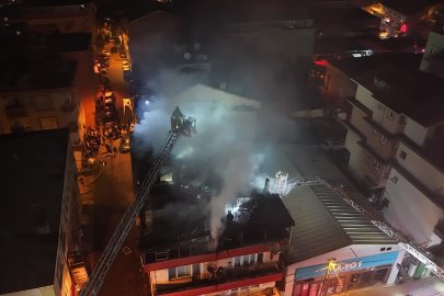 Kağıthane'de 4 katlı binanın çatısı yandı
