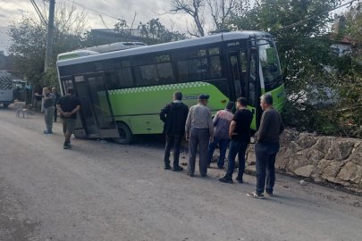 Kocaeli’de özel halk otobüsü duvara çarptı: 10 yaralı