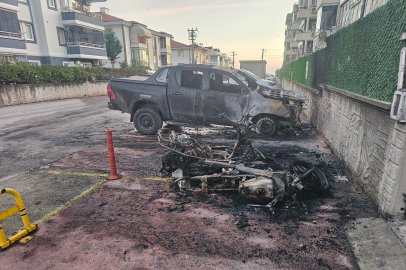 Park halindeki 2 motosiklet ve cip alevlere teslim oldu: Araçlar hurdaya döndü