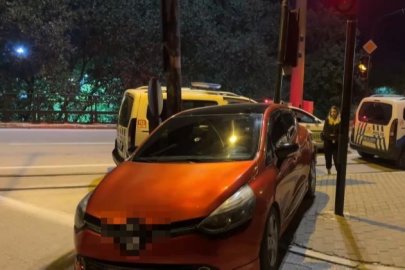 Bursa'da alkollü sürücü, polis uygulamasından kaçarken trafik lambasına çarptı