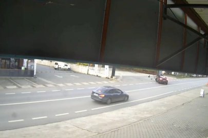 Motosiklet ile otomobil çarpıştı