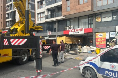 Pendik'te hafriyat kamyonu eczaneye daldı: 6 yaralı