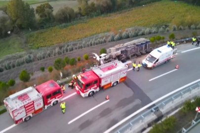 Bursa-Balıkesir otoyolunda tır devrildi: 2 yaralı