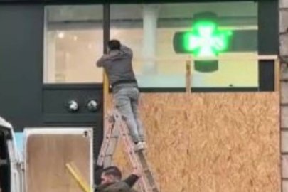 Fransa’da mağazalardan protestolara karşı metal ve ahşap panellerle önlem