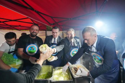Karadeniz’in coşkusu hamsi lezzeti ve horon ile Pendik’e taşındı: 2.4 ton hamsi dağıtıldı