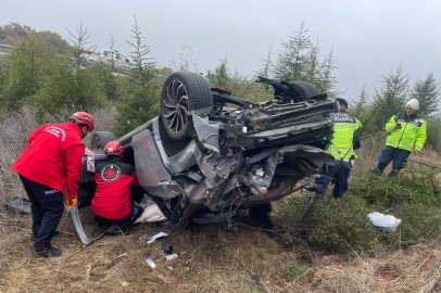Balıkesir'de otomobil bariyerleri aşarak şarampole uçtu: 1 yaralı