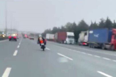 Motosikletlinin tehlikeli yolculuğu kameraya yansıdı