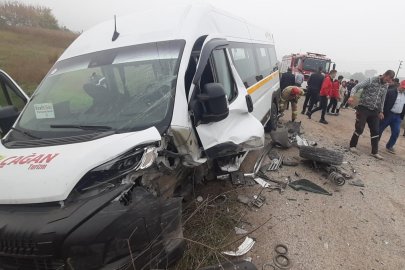 Susurluk'ta işçi servisi ile otomobil kafa kafaya çarpıştı: 10 yaralı